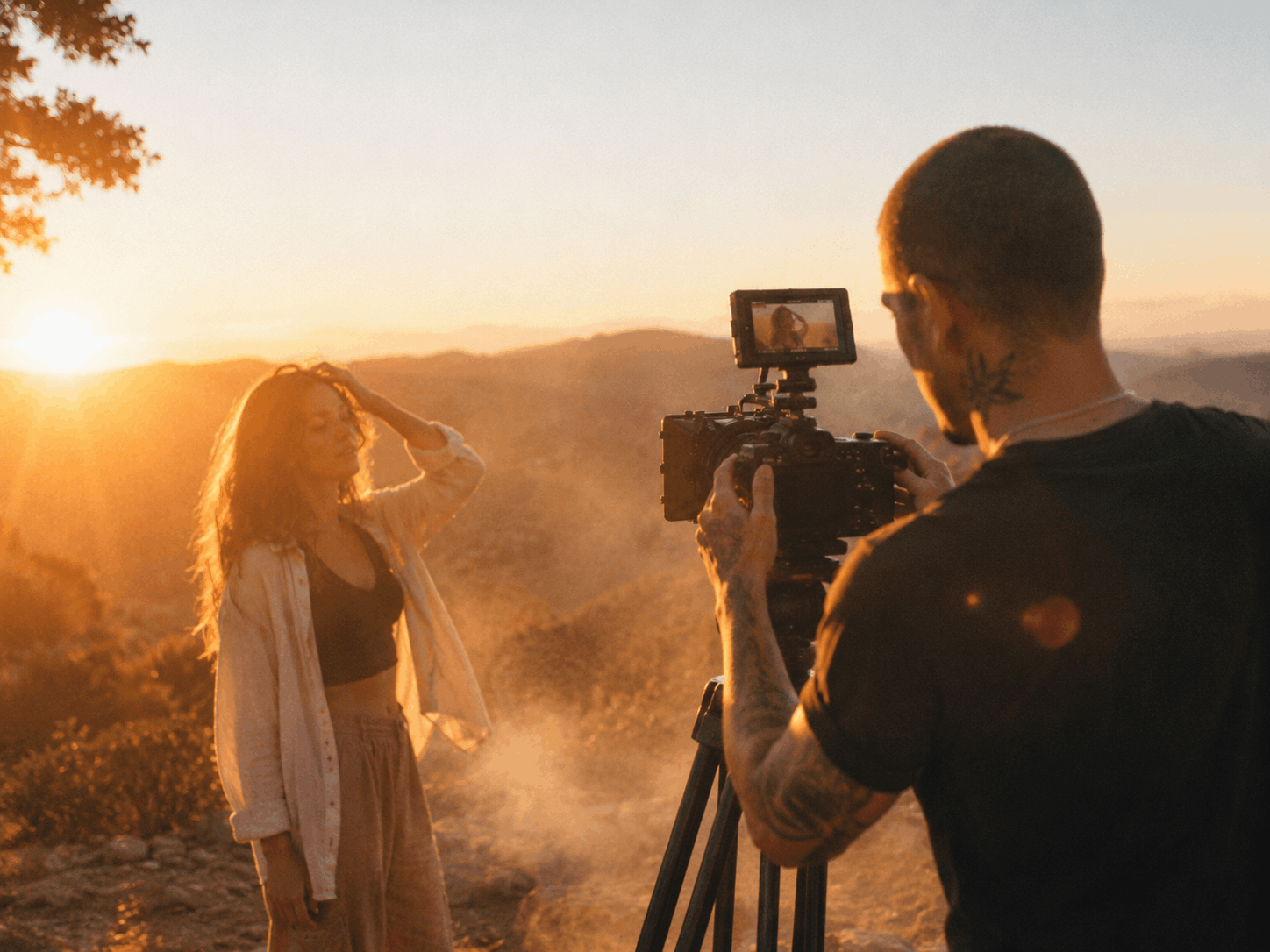 Content-Shooting bei Sonnenuntergang mit Kamera und Creatorin